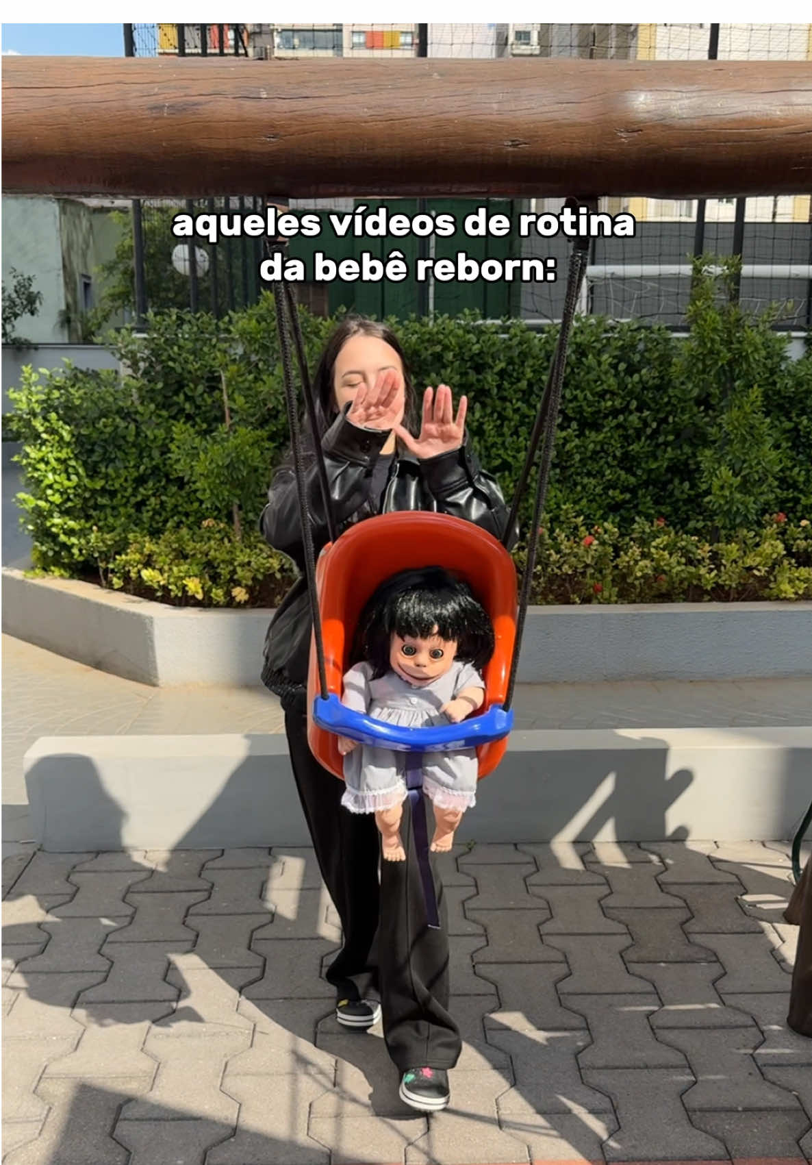 A post by @doarda on TikTok caption: rotina da minha bebê reborn 🎀💖