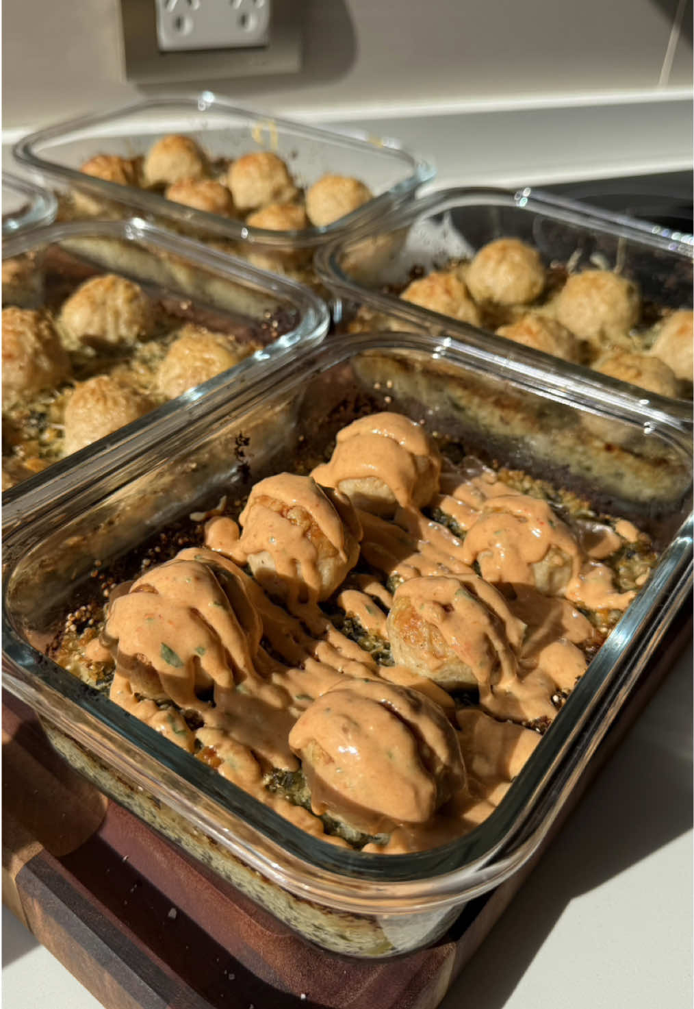 A post by @kulinaria.recetas on TikTok caption: Te metes 1 hora en la cocina y te haces el almuerzo para toda la semana: “ARROZ” DE COLIFLOR Y QUINOA CON ALBÓNDIGAS DE POLLO🍗. 🤤Esta combinación queda riquísima y es súper saludable. 👉🏻INGREDIENTES: -1 coliflor chico o medio grande. -150g de espinaca congelada. -250g de quinoa. -1/2lt de caldo. -sal, pimienta, ajo en polvo, nuez moscada, mostaza. -3 pechugas. -2 huevos. -5C de puré instantáneo/pan rallado/avena. - queso rallado. -1 Morron. -1 cabeza de ajo. -albahaca. -3C de queso crema. 🔥Salen 5 porciones abundantes, lo prueban y después me cuentan. Atte: Kuli✨. . . . . #recetasfaciles #almuerzo #mealprep #quinoa 