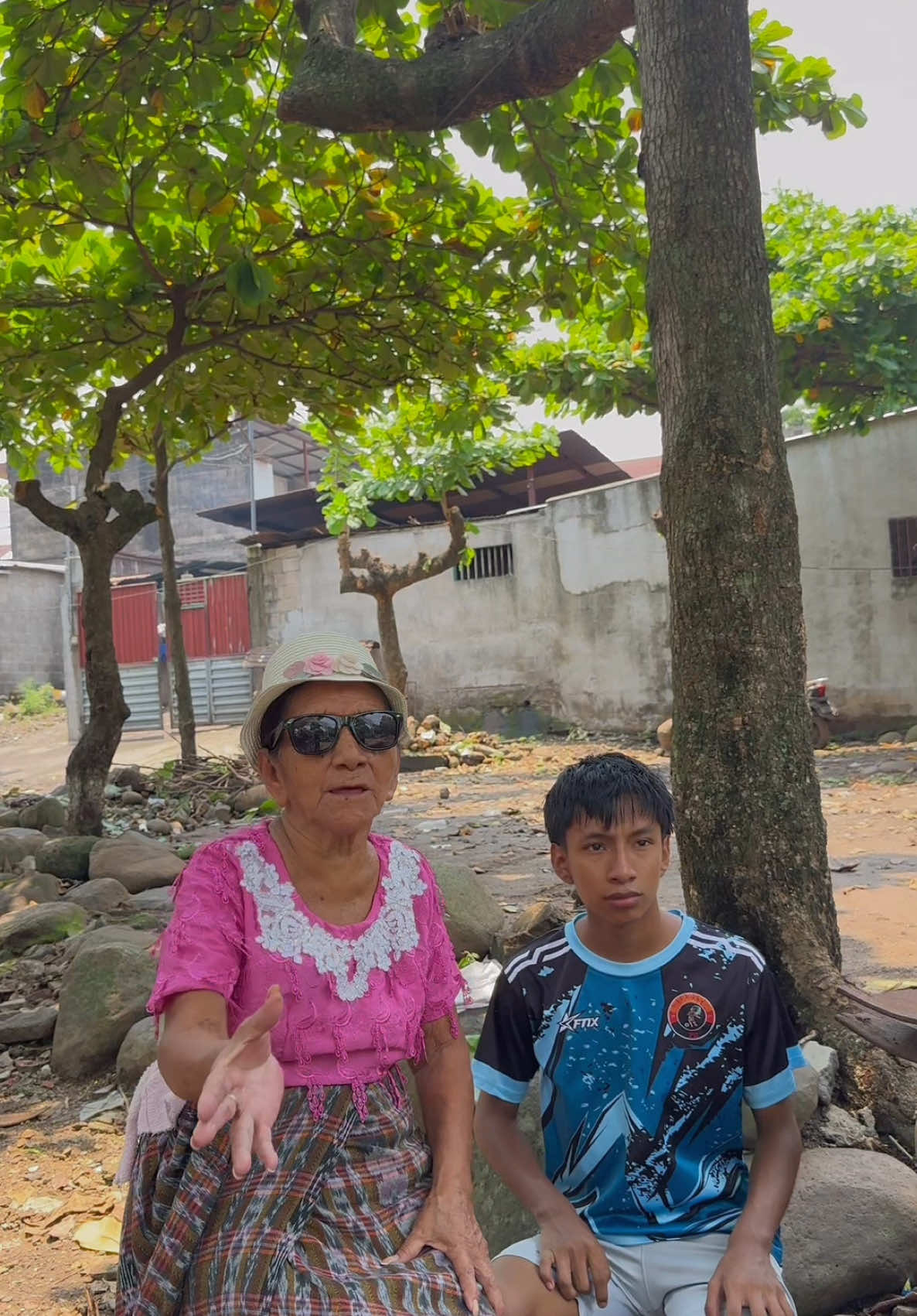 A post by @abuelalita81 on TikTok caption: Que te alejes de mí hijos 😂 #tiktoknews #humor 