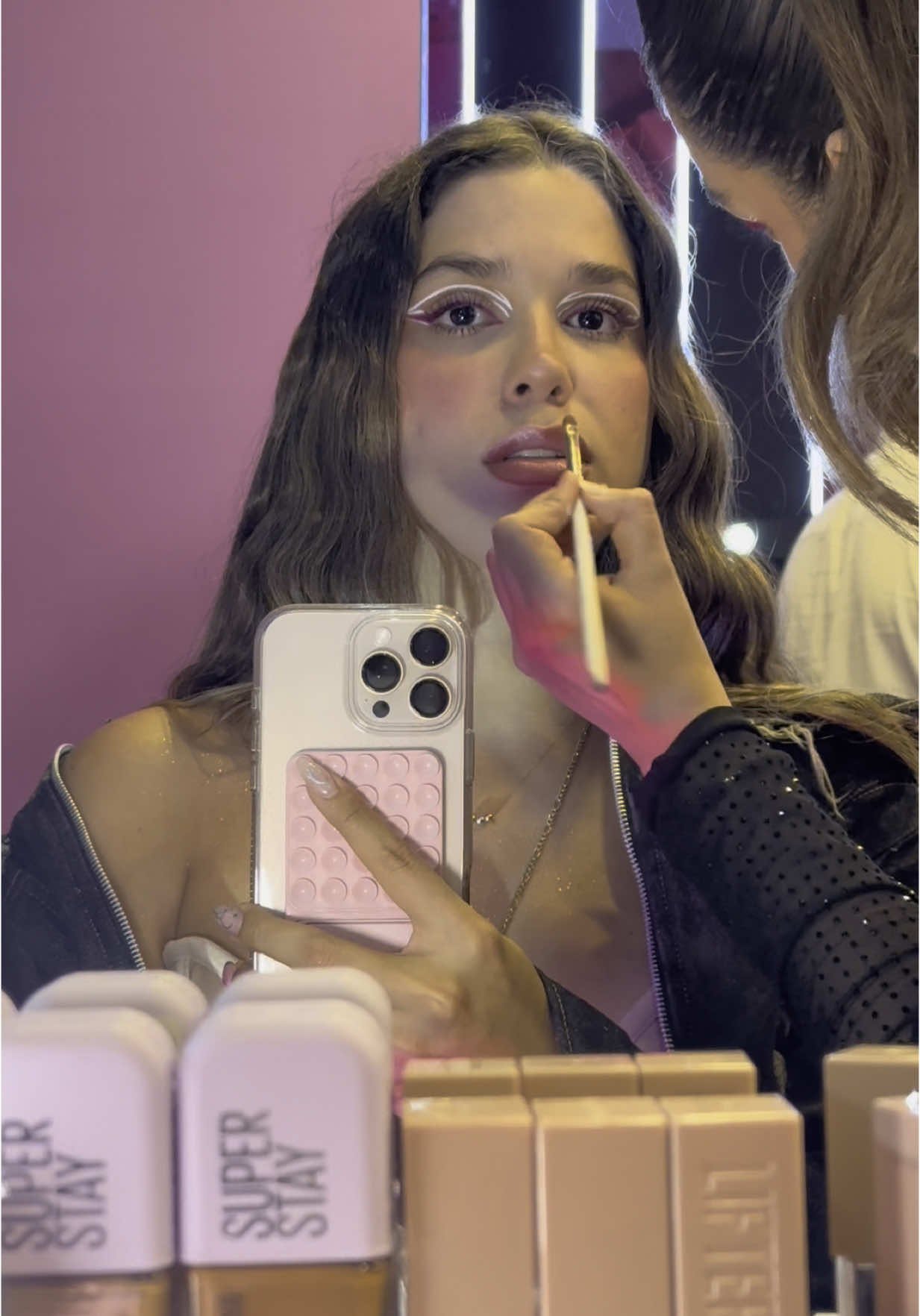 A post by @oficialcara_ on TikTok caption: Mi recap del día 1 en la solar☀️ al estilo de 💄💋@Maybelline NY #maybellinemusicexperience #lasolarbymaybelline #publicidad más tarde les publico el día 2🙊✨