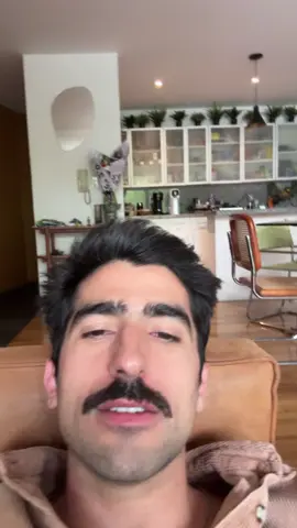 A post by @jezzzini on TikTok caption: él dijo si vas a hablar así se cierra la panaderia 🥖