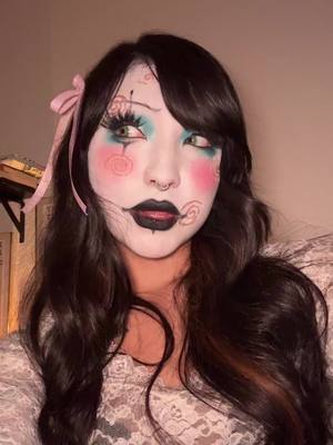 A post by @santanabarelaa on TikTok caption: i love this song #clownmakeup #alttiktok #alternative #altgirl #foryou #fypシ 