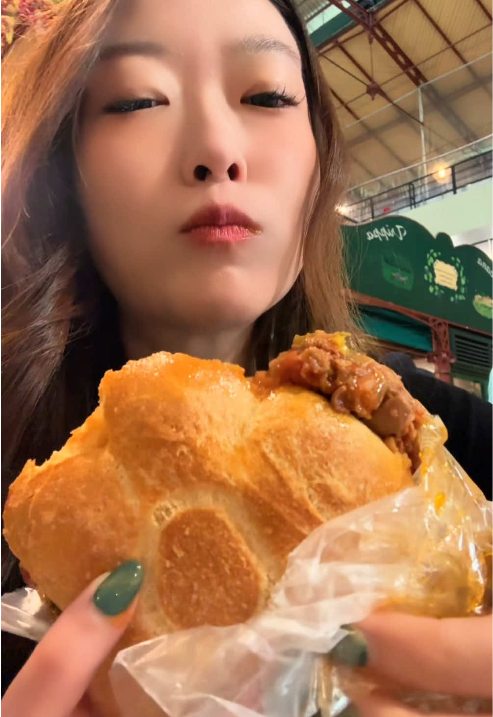 A post by @uu41world59 on TikTok caption: Beef burger #eatingshow #mukbang #fyp #foodie 