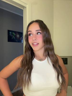 A post by @giuliaabizzarri on TikTok caption: mi dai un minuto? 