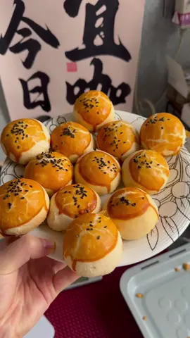 A post by @jeanicewong1 on TikTok caption: 低糖版蛋黄酥，手拿把掐！|||#烘焙[话题]# #蛋黄酥[话题]##手工无添加[话题]# #家庭烘焙[话题]# #我的烘焙日常[话题]# #我的厨房日记[话题]# #中式点心[话题]# #蛋黄酥教程#烘培 #美食教程#美食＃美食推薦#美食教学 #我要上热门＃我要上热搜#上热搜#上热门#美食分享#baking #chinesetiktok #foodie #chinafood #for #foryou #foryoupage #foryourpage #Foodie #food #FoodLover #cooking #cookingtiktok #foodcooking #fyp #fypシ