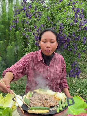 A post by @chhomsreypach on TikTok caption: សាច់គោដុតទឹកកាពិ
