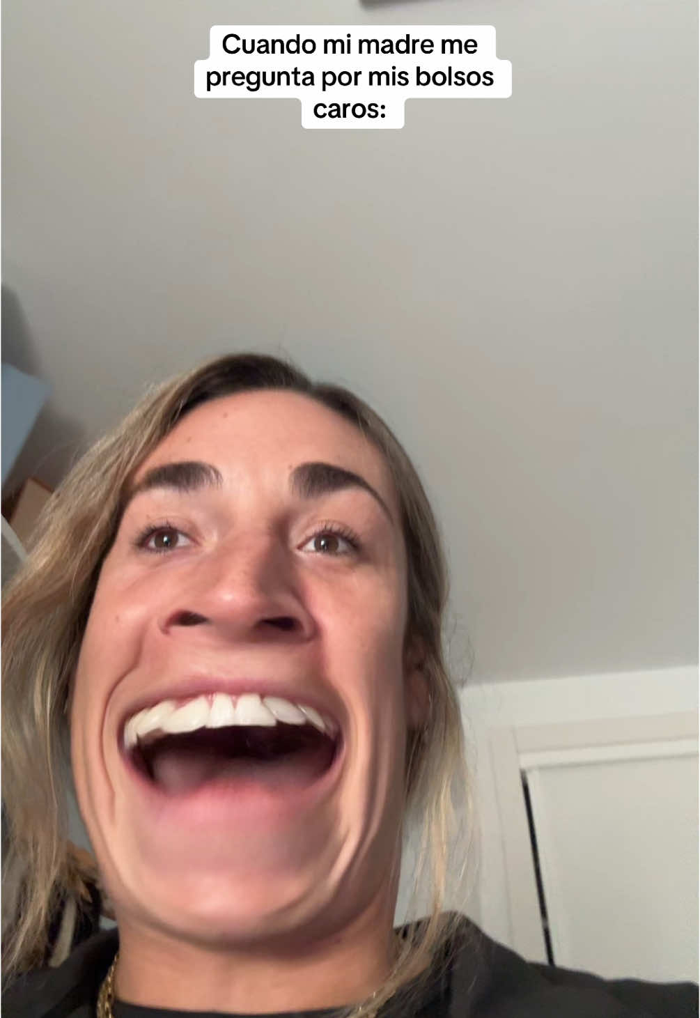 A post by @aleagullosm on TikTok caption: Cuando mi madre me pregunta por mis bolsos caros JAJAJA #HUMOR #mama #aleagullosm #caracuadrada 