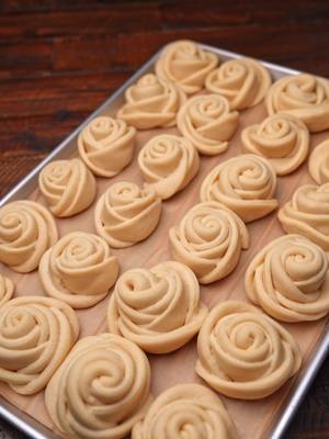A post by @nadia.elsayed.official on TikTok caption: Rose Rolls رولات الورد  سر الخبازين في عمل عجينه هاتفضل طريه لاسبوع وجاهزه ف دقايق#ناديه_السيد #nadiaelsayed #نادية_السيد #roserolls #رولات_الور #بريوش #معجنات 