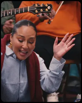 A post by @adriennehoughton on TikTok caption: ¡Estoy deseando cantar esta canción con todos ustedes este sábado 10 de mayo en el concierto de lanzamiento de nuestro álbum! CORITOS Vol. 1 Crecí cantándola, y la forma en que ha conectado con ustedes y con esta nueva generación, ime ha bendecido de verdad! ¡Doy gracias a Dios por estos coritos! Muchas de estas canciones provienen directamente de la Biblia, y en momentos y situaciones en los que no tenía una Biblia a mano, ime vinieron a la mente! Estoy agradecido de que mi hijo esté ahora aprendiendo todos estos coritos y de que le sirvan de recordatorio constante de la palabra de Dios, su amor y su fidelidad! Están listos para el álbum entrará?! Xx 