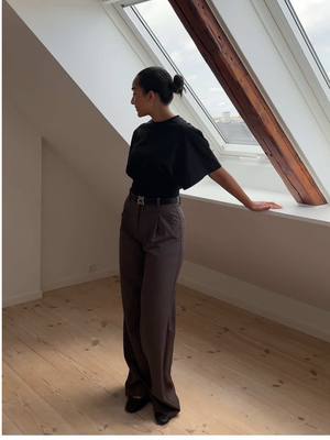A post by @katrineregnbue on TikTok caption: hvor mange værelser er der? 🙌🏽 jeg er selv meget forvirret, så du skal bare svare hvad DU tænker. BBR siger 5 værelser, men det er vel en stor 3 værelses – eller hvad? 🤔 #lejlighed #københavn #frederiksberg #bolig #boligkøb #lejlighedstour #mithjem 