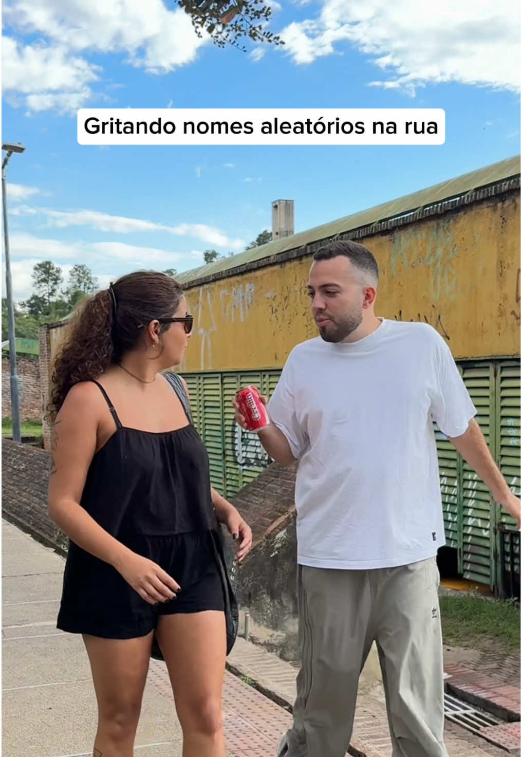 A post by @lucasranngel on TikTok caption: GRITANDO NOMES ALEATÓRIOS NA RUA 😂🗣️ A cara da primeira menina tá impagável! Agora quero ver você e seus amigos se presentando e compartilhando momentos com as latas de Coca-Cola com nomes! Já encontrou a sua? #CompartilheUmaCocaCola #RealMagic #CocaCola PubIiDoRangel