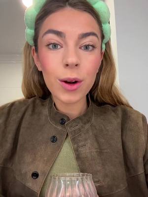 A post by @aitanaasoriano on TikTok caption: vosotras que pensáis, yo sobre todo pienso en las nenas que están creciendo y a lo mejor se “obsesionan” con ser físicamente como un cuerpo que no es real #faceapp 
