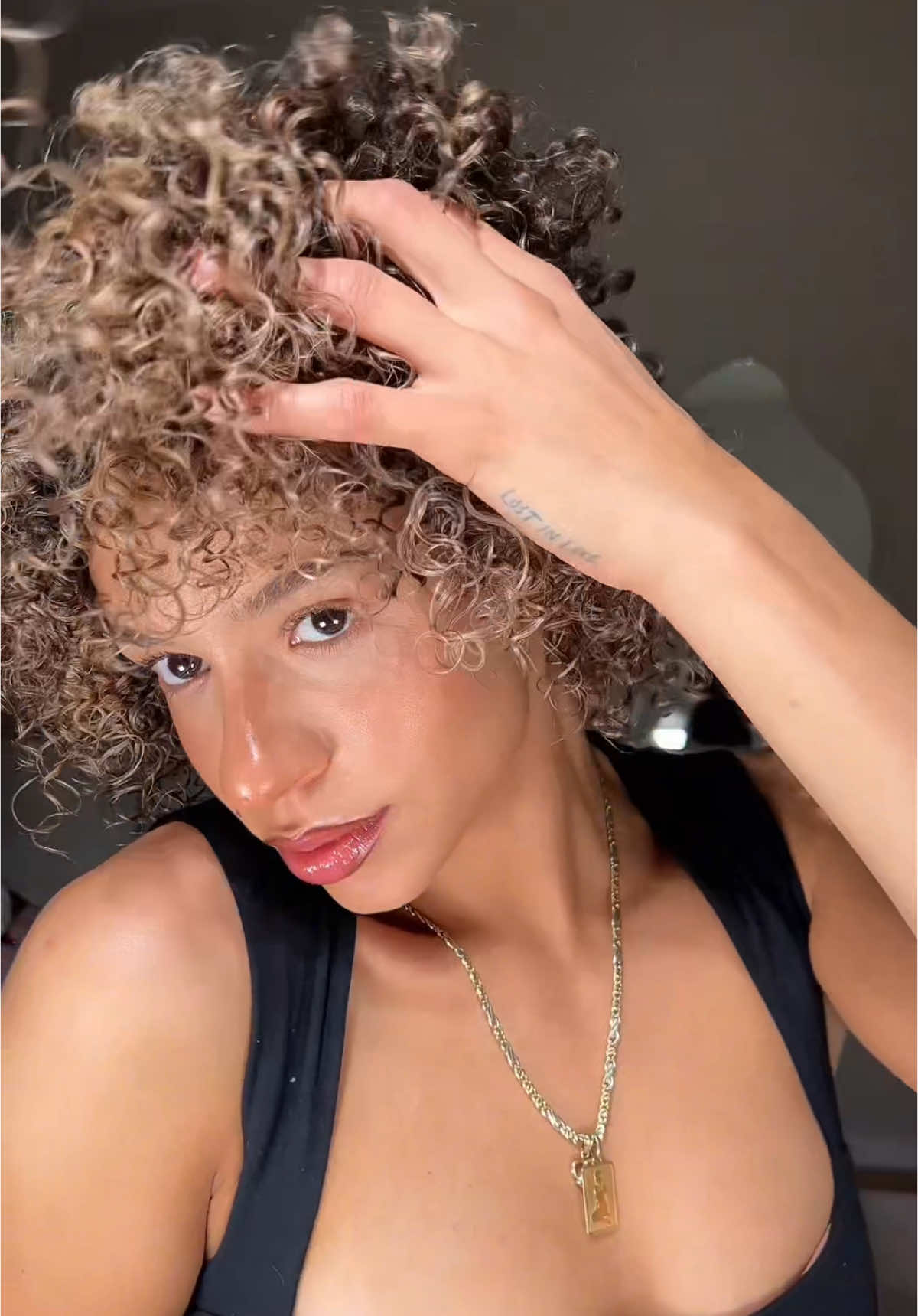 A post by @melissazerhau on TikTok caption: Honey curls for summer 🍯  #afrohair #curlygirl #blondehair #hairtok  #hairinspo #fürdich 