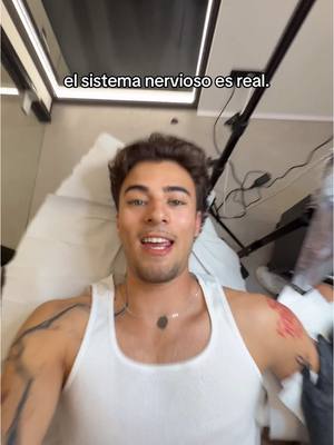 A post by @sieteex on TikTok caption: de codo a costilla tf