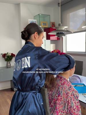 A post by @elenagortari on TikTok caption: la hermana pequeña pero toda la vida peinando a mi hermana ❤️ @lucialgort 