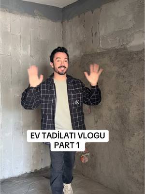 A post by @dizaynoloji on TikTok caption: Ev tadilatı vlogumun ilk bölümüne hoş geldiniz Uzun zamandır beğendiğim, arkadaşımın evini kiraladım.  Ve her şey o kadar hızlı gelişti ki, dedim ki önder girdin bir işe artık geri dönüşü yok altından kalkacağız. Aslında ofis olarak yola çıkmıştım fakat 20 yıldır yaşadığım alanım değişecek gibi gözüküyor bu gidişle:) .   Evin bütün seramikleri birbirinden farklı olduğu için hepsini tek çeşitte sadeleştirdim ilk iş.  Bu işler bir çoğumuza yorucu geliyor olabilir. ama  işin içinde design , dekorasyon ve değişim varsa Öndercan da var tabiii. Tv ünitesinin olduğu alana dekoratif sıva yapmak istedim.en sevdiğim işler sıva, boya işleri:).    Bir yıldır bu işlerden uzak kalınca körelmişimdir dedim ama ustalarla beraber çabucak yaptık:)  bugünlük seramik , sıva işleri bu kadar. Ama yeni başlıyoruz sayılır.. Takipte kalınız efenim Yeni tadilat vloglarıyla görüşürüz. #evtadilatı #tadilat #dekorasyon #dekorasyonfikirleri #dekorasyonönerileri #yeniev