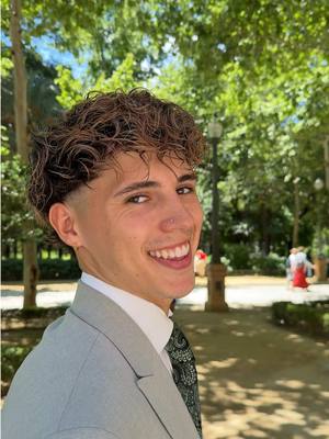 A post by @cristobalgsss on TikTok caption: Me encanta este traje💚