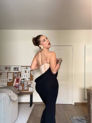 A post by @oceaneamsler on TikTok caption: Je dois la faire retoucher pour qu’elle fit et qu’elle serre bien la taille mais je l’adore. À porter pour un événement SPÉCIAL @Mugler 