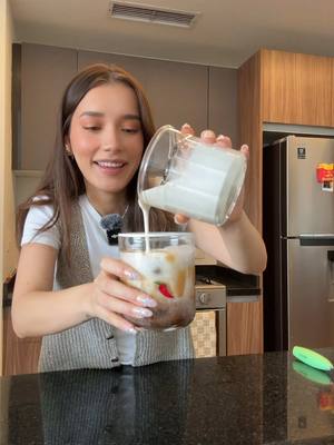 A post by @quesito_oaxaca on TikTok caption: Un latte con  miel 