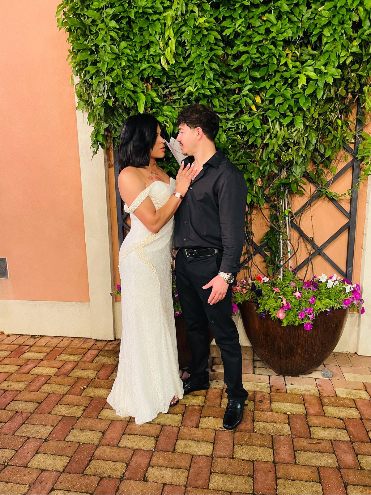 A post by @itskainb on TikTok caption: Me dijo que si quiere ser mi novia. @👄valerialamasviral50🐻‍❄️🍭 