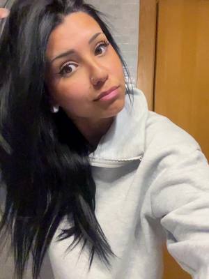 A post by @_anaismolina_ on TikTok caption: WASSUP #wassup #fyp ✨