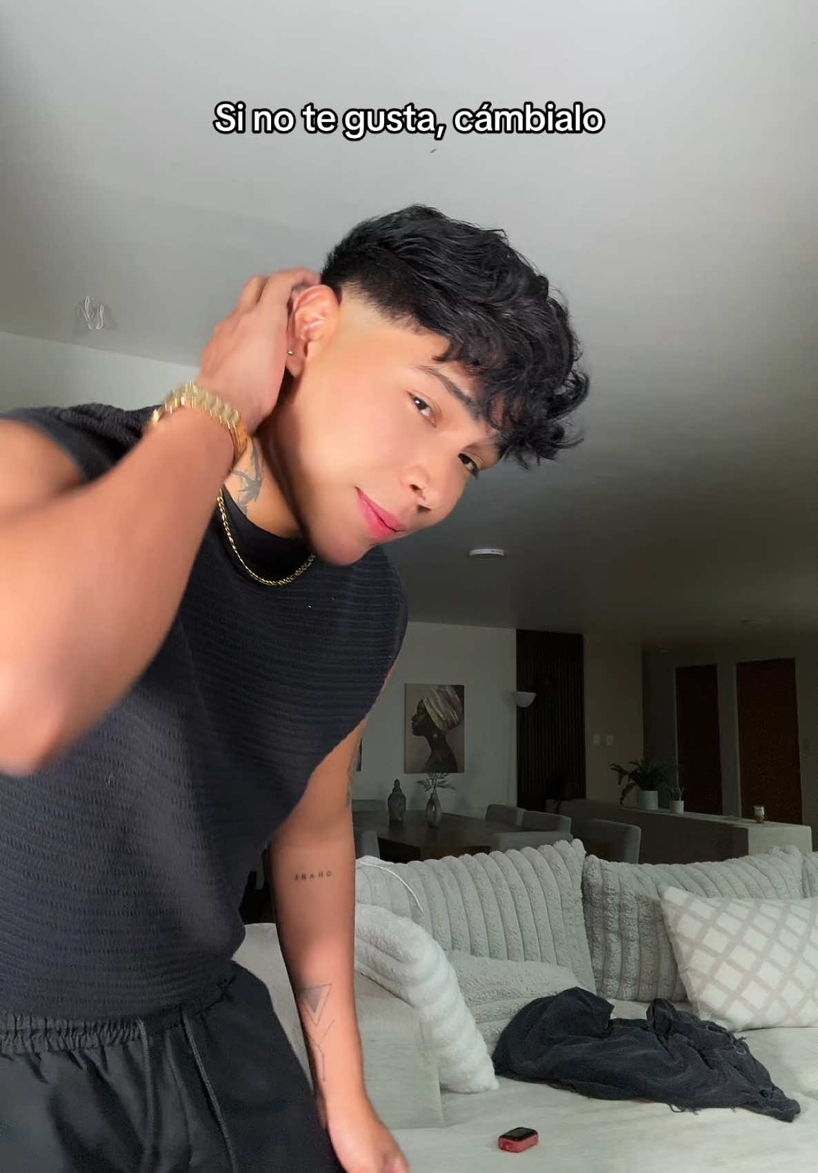 A post by @_shickoo_ on TikTok caption: A mi novio no le gustaba lo suficiente su cabello así que se lo cambió