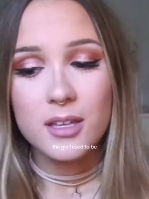 A post by @aribrewer on TikTok caption: J’ai récemment entendu @ANDREA parler du fait que les full glam ne lui faisaient plus bien, et j’ai tellement relate!!! 🫠 En 2017 je VIVAIS pour un gros makeup et maintenant je trouve que ça me vieillit plus qu’autre chose 🥲 Chaque fois que j’en fait un, on dirait que c’est out of place! Est-ce que vous aussi êtes des full glam girlies retraitées? 😝 #makeup #quebec