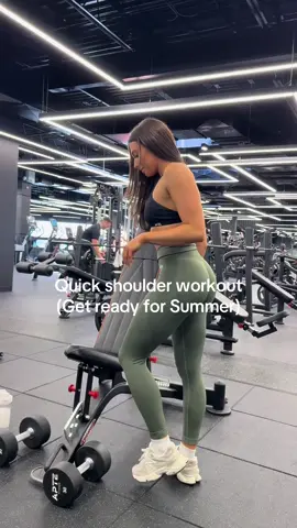 A post by @solenelucass on TikTok caption: @AYBL "SOLENE10" ❤️ Workout : 1) Shoulder press  5 séries : tu augmentes le poids à chaque série  Répétitions : 15-12-10-8-6  2 minutes de pauses entre chaque série 2) Cable lateral raise  4 séries de chaque côtés  Répétitions : 12-12-12-12 2 minutes de pause entre chaque série  3) Reverse Pec dec  4 séries (les deux dernières drop set) Répétitions : 10-10-10+Max (en baissant le poids) -10+Max (en baissant le poids)  2 minutes de pause entre chaque série 4) SUPERSET ( pas de pause entre les deux exercices) 4 séries  Alternate upright row (Dumbbells) + Front raises Répétitions : 8-8-8-8 + 8-8-8-8 Save pour plus tard !! ❤️ #gym #qc 