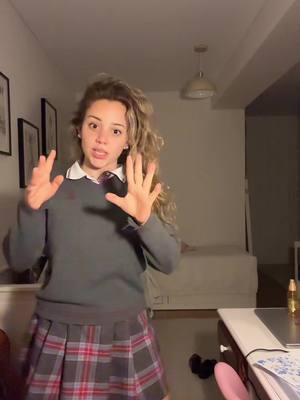 A post by @anitarqp on TikTok caption: último con el uniforme? 😳(subiré transiciones de graduación) ig:anitarqp 