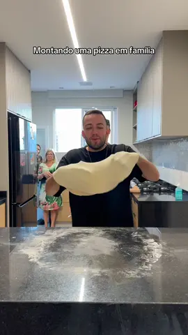 A post by @lucasranngel on TikTok caption: a trend da pizza em família