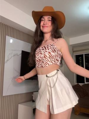 A post by @janinalchair on TikTok caption: Intentando bailar.. alguien me enseña? 😢