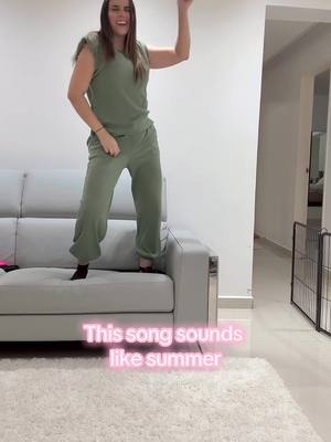 A post by @edarcapher on TikTok caption: Solo un movimiento al dia #shimmy #dance #dancer #maroon5 #lisa #priceless