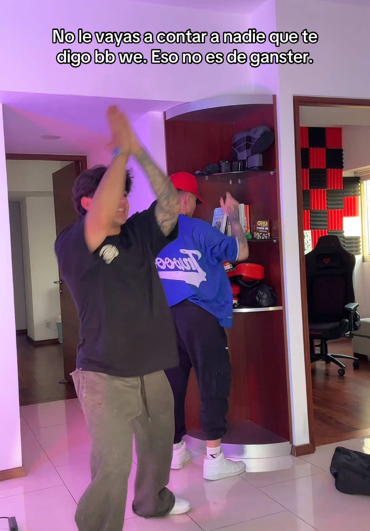 A post by @juanbernardoflowers on TikTok caption: No me lavaré las manos por un rato 🫶🏻 @Daniel Fraga #humor #comedia 