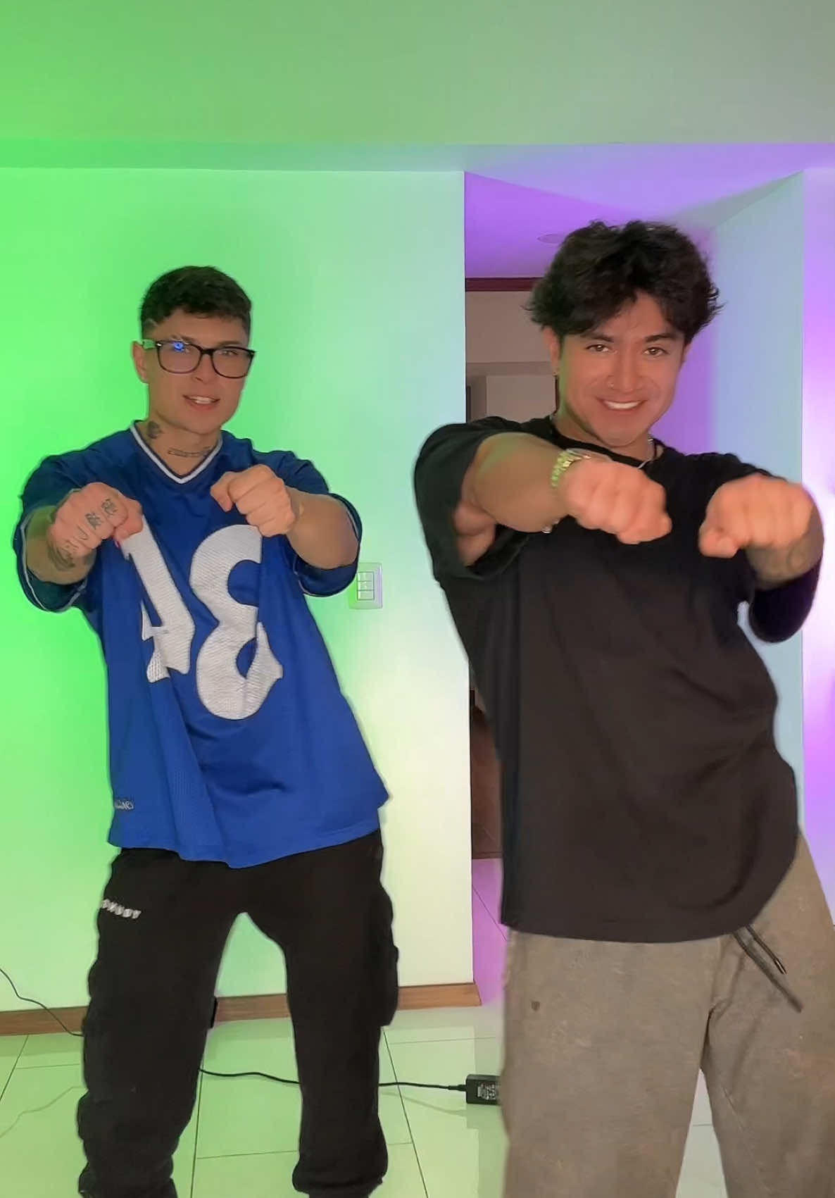 A post by @juanbernardoflowers on TikTok caption: Namas no se vayan a tocar tanto 🤨🥵 @Daniel Fraga 