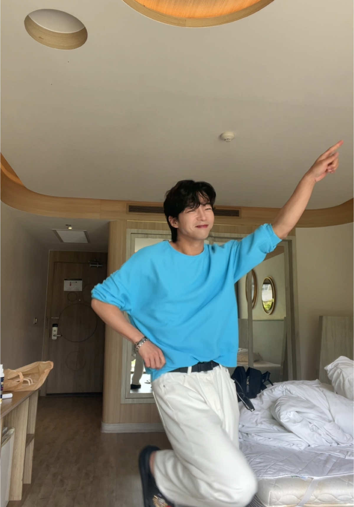 A post by @shinsama422 on TikTok caption: 🇹🇭 여행중~😁