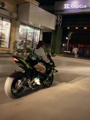 A post by @yousing086519191 on TikTok caption: #bmw #zx6r #ធីមស្ពឺ25🏍️  @ឡាយយូរ @Oun Ly 