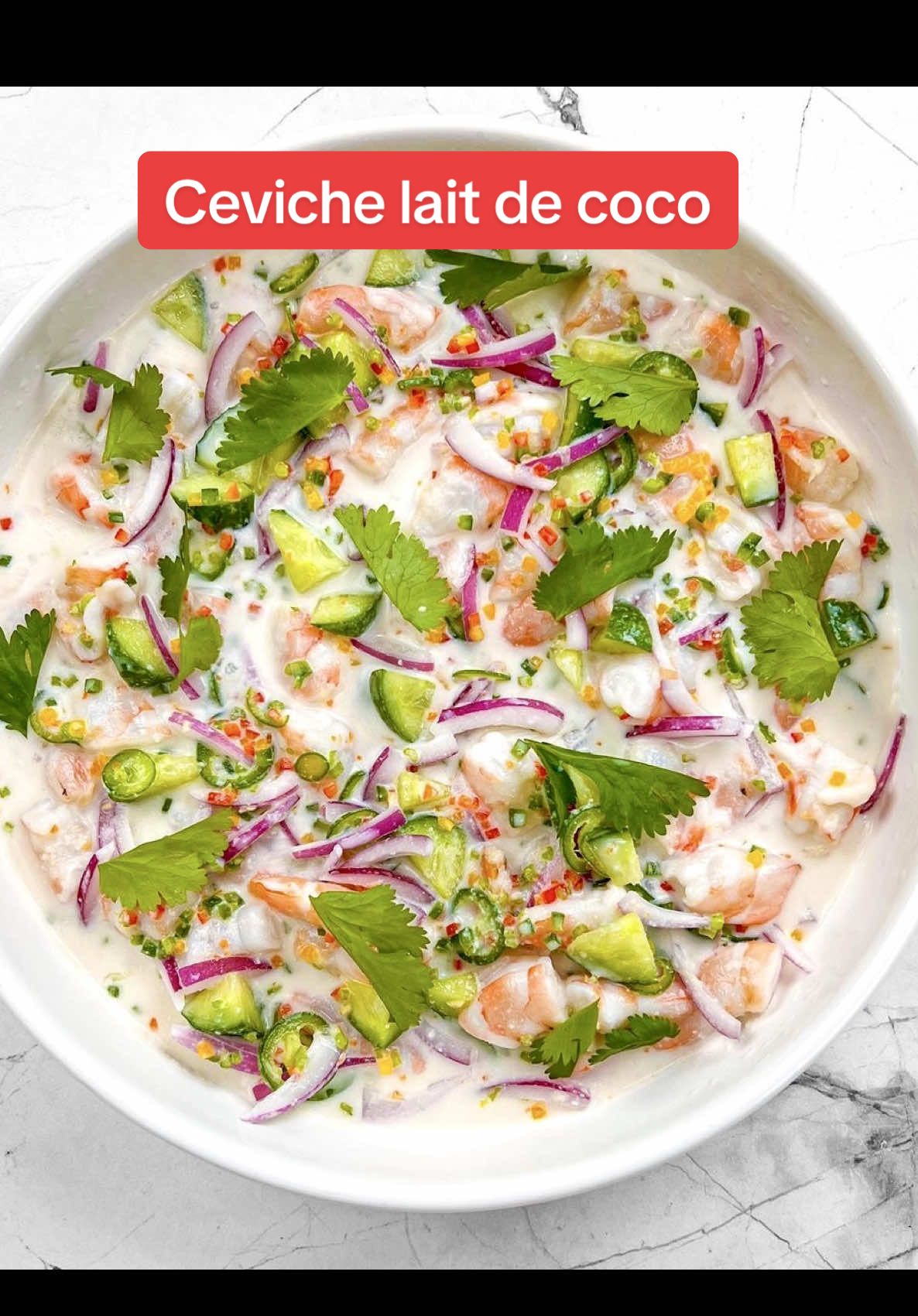 A post by @_toscanelucas on TikTok caption: Babe veut un Ceviche 🐠🌿 Sauce coco : * 1 tasse de lait de coco * 1/2 cuillère à soupe de sauce de poisson * 1/2 cuillère à café de sel * 1 cuillère à café de sucre * 2 piments forts (coupés en deux) * 1/2 cuillère à café de gingembre râpé * 4 cuillères à soupe de jus de citron vert Ceviche de bar * 1 bar de 600/700 g * 1/2 tasse de vinaigre de coco * 1 cuillère à café de sel * 1/2 cuillère à café de sucre * 1/4 tasse d'oignon rouge finement émincé * 2 cuillères à café de piments forts finement tranchés (en mettre moins si c'est trop épicé) * 2 cuillères à soupe de ciboulette finement tranchée * 3 cuillères à soupe de jus de citron vert * 3 cuillères à soupe d'huile d'olive * Coriandre Recette : 1. Dans une casserole, ajouter le lait de coco, la sauce de poisson, le sel, le sucre, les piments forts et le gingembre râpé. Laisser mijoter quelques minutes à feu doux, puis ajouter le jus de citron vert et refroidir au réfrigérateur. 2. Trancher le poisson en cube. 3. Mélanger le vinaigre, le sel, le sucre, l'oignon rouge, les piments forts, la ciboulette, le jus de citron vert et l'huile d'olive. 4. Ajouter le poisson à la marinade et laisser reposer pendant 5 minutes. Dressage 1. Verser quelques cuillères à soupe de sauce au lait de coco refroidie au centre d'une assiette et disposer le poisson mariné autour des bords de la sauce. 2. Ajouter sur le poisson un peu d'oignon rouge, de piments forts et de ciboulette qui ont trempé dans la marinade. 3. Garnir de feuilles de coriandre et d'un filet d'huile d'olive.