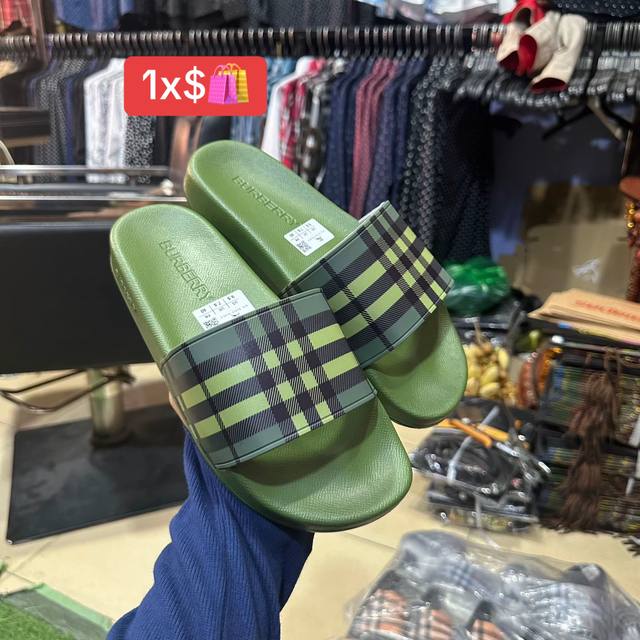 A post by @bab646364 on TikTok caption: ស៊កBuRBERRYមាន4ពណ័ម៉ូយៗ #តម្លៃសមរម្យ 🛍️