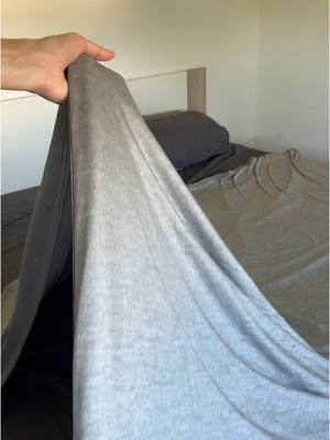 A post by @luvnv on TikTok caption: Anzeige | Link zu der "Elegear Arc-Chill 3.0 Cooling Blanket" findet ihr in meiner Bio! #sommerdecke #bettdecke #besserschlafen #kühlen #abkühlen #elegearcomforter 