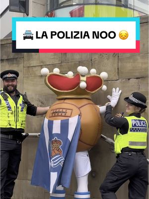 A post by @realsociedad on TikTok caption: 🚔 La polizia nooo 😔 #tiktokfootballacademy #realsociedad #viral #txurdin