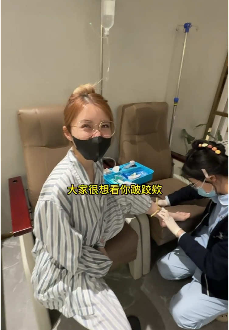 A post by @linshin0604 on TikTok caption: 要進手術室嘍.... #饅頭媽 #阿芯 #饅自然