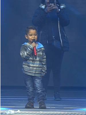 A post by @jhonnyrivera on TikTok caption: Mi gente… Este es uno de los momentos más especiales que he vivido sobre un escenario. Les presento a Kaleth, un niño que me robó el corazón desde el primer día. Lo que van a ver aquí… es un sueño cumplido, no solo para él, sino también para mí. Verlo entrar caminando al Movistar Arena, en medio de miles de personas que lo aplauden de pie, es una muestra de que cuando hay amor, todo es posible. Gracias Kaleth por enseñarnos tanto con tu fuerza y gracias a ustedes familia por apoyarnos en este camino. #JhonnyRivera #ElReyDelPueblo #MusicaPopular #MovistarArena #SoldOut #Historias #ObraSocial #Amor
