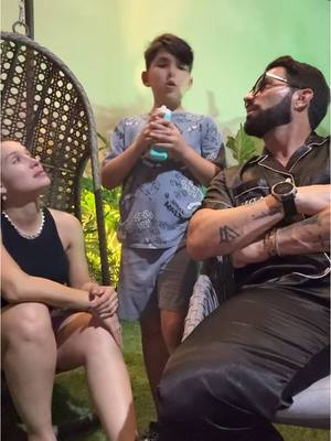 A post by @ponchodenigris on TikTok caption: #ponchodenigris #familia #esposos 