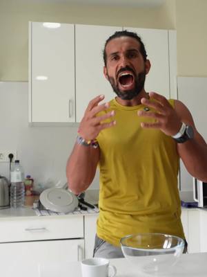 A post by @bananamo_ on TikTok caption: Vous cherchez à perdre du gras sans succès ? Et si la priorité était de gagner en force musculaire plutôt que de vous focaliser sur la balance ? Cette vidéo explore un phénomène clé du vieillissement : la sarcopénie, et son impact sur votre poids et votre santé.   1. La sarcopénie, qu’est-ce que c’est ? À partir de 30 ans, nous perdons progressivement de la masse musculaire (3 à 8% par décennie). Cette perte s’intensifie après 50 ans, affectant votre métabolisme et votre silhouette.   2. Pourquoi cela fait-il prendre du poids ? Les muscles consomme des calories même au repos. En perdre ralentit votre métabolisme, favorisant le stockage des graisses, même sans changer vos habitudes alimentaires.   3. Le piège des régimes restrictifs :Se priver aggrave la perte musculaire, ce qui ralentit encore plus le métabolisme. Résultat : le poids perdu revient souvent avec plus de graisse.   4. La solution : développer sa force musculaire : Renforcer vos muscles permet de :   - Stimuler votre métabolisme.   - Réduire naturellement le stockage des graisses.   - Protéger votre santé, votre mobilité et votre autonomie en vieillissant.   Vous apprendrez aussi :   - Les exercices les plus efficaces pour gagner en force (à la maison ou en salle).   - Comment adapter votre alimentation pour soutenir vos muscles.   - Les erreurs à éviter après 40 ans pour préserver votre masse musculaire.   Pour qui ? Si vous avez plus de 30 ans, que votre poids augmente sans raison évidente, ou que les régimes vous déçoivent, cette vidéo est pour vous.   sarcopénie, perte musculaire, métabolisme lent, prise de poids avec l'âge, renforcement musculaire, santé métabolique, vieillissement, exercice après 40 ans.   #perdredugras #force #fitness #santé #maigrir #ventregonflé #ventreplat #pertedepoids #fasting 