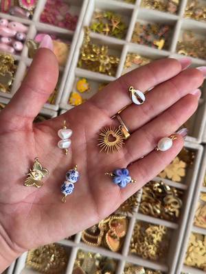 A post by @yeuxvert on TikTok caption: Collection fête des mères @floriliabijoux 🤍🦋 Commande en message insta ✨ Insta: florilia__bijoux  #floriliabijoux #creation #acierinoxydable #charms 