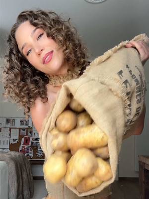 A post by @oceaneamsler on TikTok caption: J’ai dessiné cette robe en 2 min à Marrakech 🥔🪡