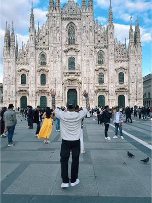 A post by @soyrickysv2 on TikTok caption: JAJAJA 😂😂😂 lo que no puede faltar #duomodimilano 