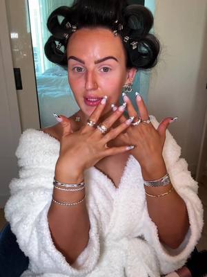 A post by @mikaylanogueira on TikTok caption: ROLLER PHOTOSHOOT?!?! #makeup #beauty #hair #rollers #hairrollers #photoshoot