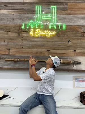 A post by @justdamian58 on TikTok caption: Mi lugar favorito 🤩🔥 @Jobes_Hats #jobeshatstore #jobeshats 