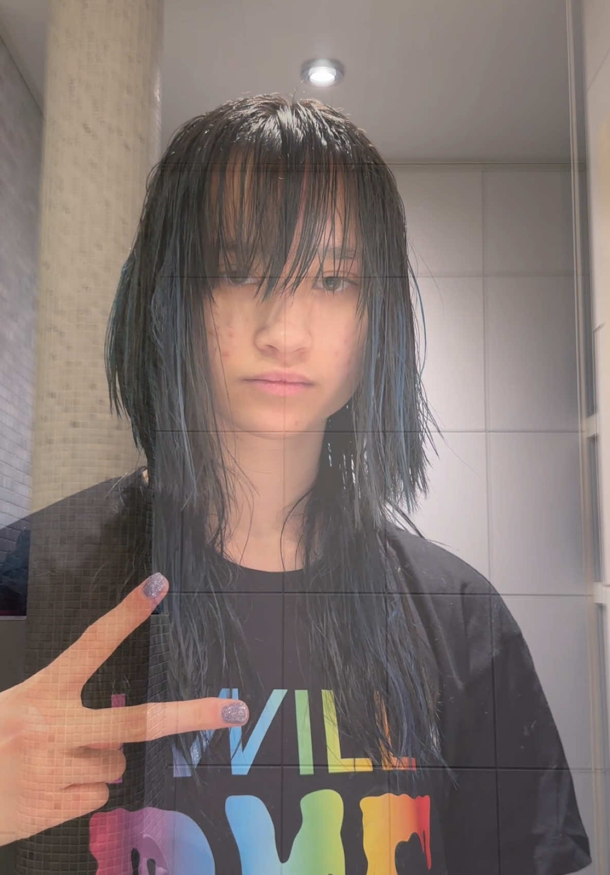 A post by @realkitta on TikTok caption: De blauw is terug!! 🪼 Haarproducten + shirt gekregen van @Attitude Hair Dye 